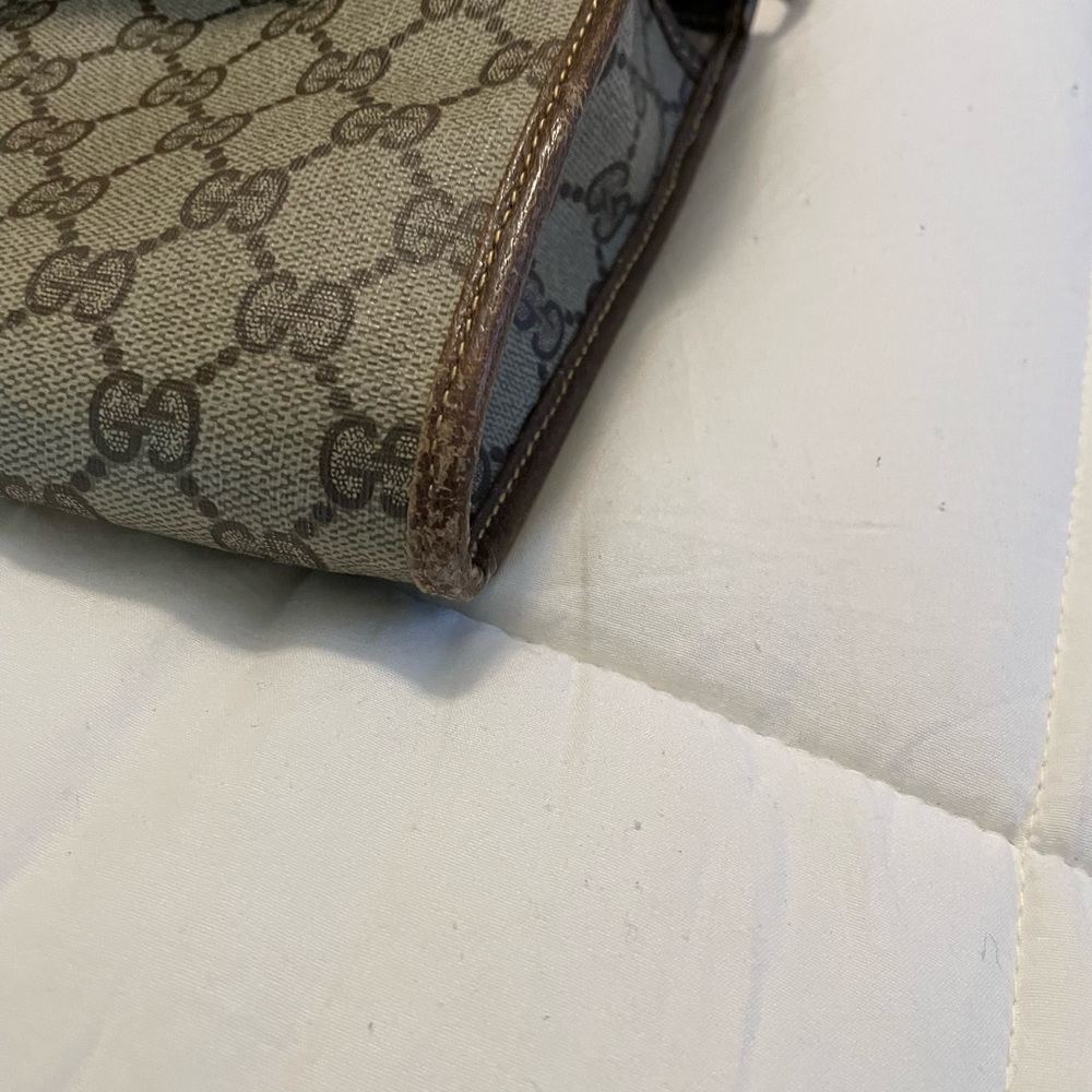 Gucci vintage shoulder bag, strap is removable can use as a clutch. - Picture 6 of 7